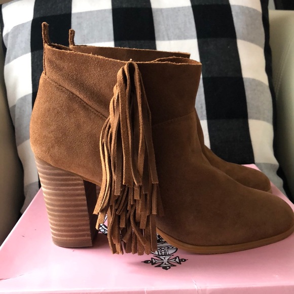 Super cute ankle booties with fringe on sides. - Picture 6 of 6